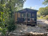 une petite cabane au bord d'un chemin de terre