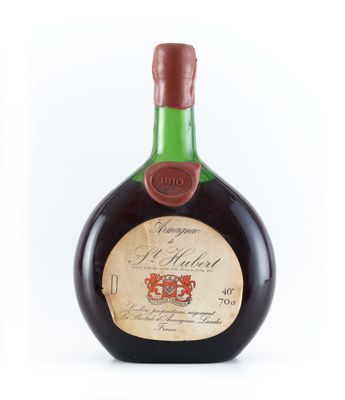 un gros plan d'une bouteille d'alcool sur fond blanc