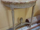 une petite table sur laquelle est posé un vase