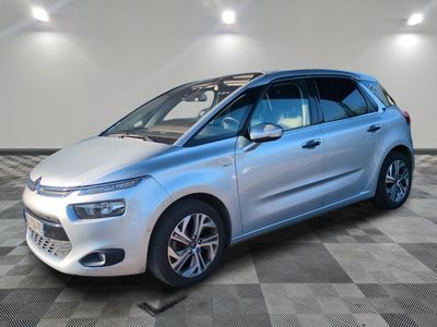 La nouvelle Citroën est garée sur un sol carrelé à damier.
