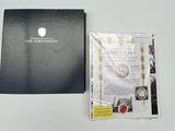 le contenu d'une boîte noire renfermant une montre et un étui à montre