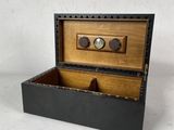 une petite boîte en bois contenant une montre