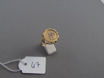 une bague en or sur laquelle est gravée la photo d'une personne