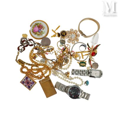 une pile de bijoux assortis sur une surface blanche