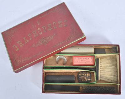 une petite boîte contenant des allumettes et une brosse