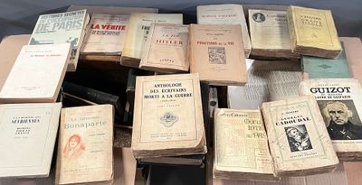 beaucoup de vieux livres posés ensemble sur la table