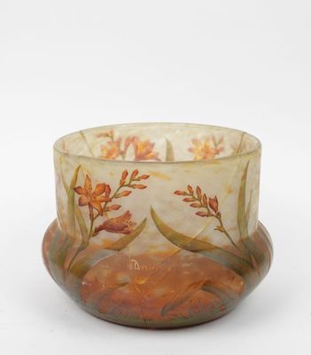 un saladier en verre orné d'un motif floral