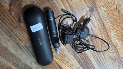 une photo d'une télécommande Wii et d'un chargeur posés sur un parquet