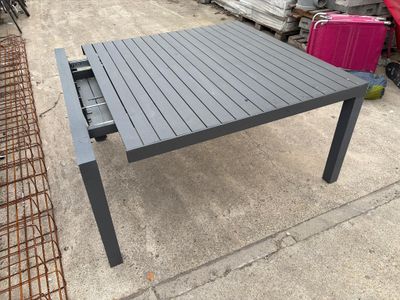 une table posée directement sur le sol en béton