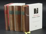 trois livres empilés les uns sur les autres sur une surface noire