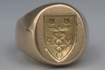 une image représentant une bague-sceau en or ornée d'un blason