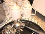 tout un tas d'ustensiles de cuisine qui traînent sur le plan de travail