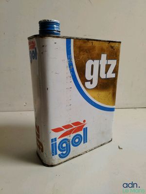 une canette de soda posée sur une table