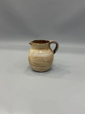un petit vase posé sur une table