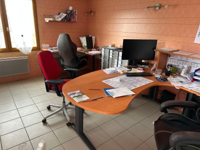 un bureau avec un ordinateur et une chaise dans une pièce