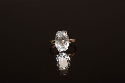 Bague en or gris sertie d'une aigue-marine ou topaze bleue t…