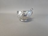 l'image d'une coupe en argent posée sur une table