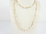 un gros plan sur un mannequin portant un collier de perles