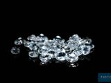gros plan d'un groupe de diamants sur une surface noire