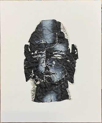 une image représentant une photo en noir et blanc du visage d'un homme