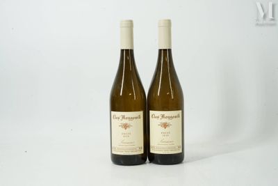 deux bouteilles de vin posées l'une à côté de l'autre sur une table