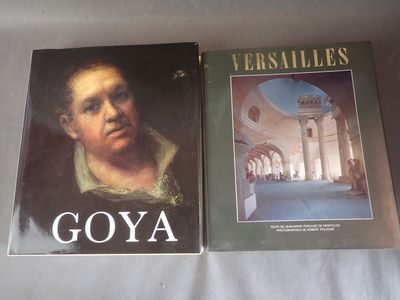 deux livres posés sur une table