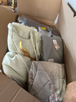 une boîte en carton remplie de vêtements et une paire de ciseaux