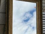 une photo d'un miroir accroché à un mur de briques