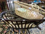 un panier posé sur un fauteuil à bascule, avec un chat à l'intérieur