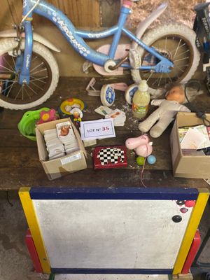 une petite table sur laquelle se trouvent des jouets et un vélo