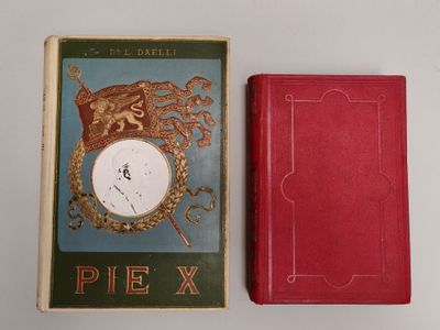 deux livres sont posés l'un à côté de l'autre sur une table