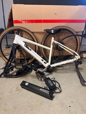 un vélo posé par terre à côté d'un carton