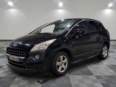 la photo d'une voiture noire garée dans un garage