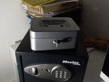 un petit coffre-fort posé sur un bureau d'ordinateur