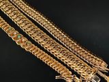 deux chaînes en or ornées de pierres turquoise et une pièce d'or