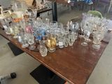 beaucoup de verres vides posés sur une table dans une pièce