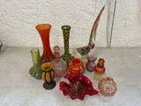vases en verre de différentes couleurs posés sur une table