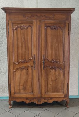 un meuble en bois surmonté d'une porte