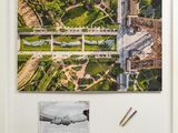 une vue aérienne de la tour Eiffel à Paris, en France, réalisée au crayon, accompagnée d'une photo de la tour Eiffel