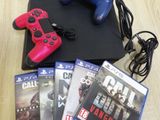 une console de jeux vidéo sur laquelle est posée une manette