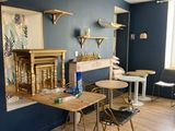 une pièce équipée d'une table, de chaises et d'une cheminée