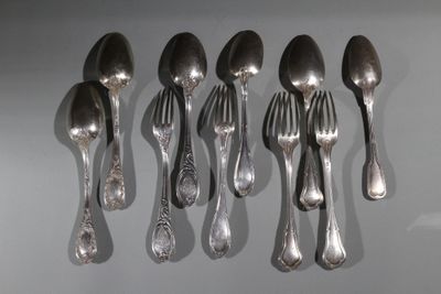 cinq cuillères et six cuillères accrochées au mur