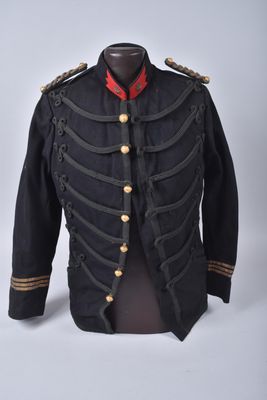 une veste militaire noire avec des boutons dorés et un col rouge