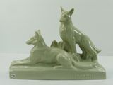 deux figurines de chiens assis l'une sur l'autre