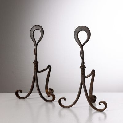 deux cuillères en métal posées sur une table