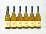 six bouteilles de vin blanc sont alignées