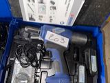 une boîte bleue contenant des outils, posée sur le sol