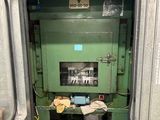 une machine placée au milieu d'une pièce