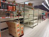 un chariot au milieu d'un magasin, rempli de cartons