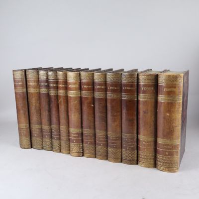 six vieux livres alignés sur une surface blanche